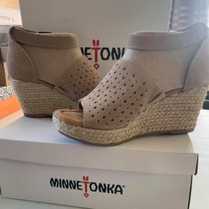 MINNETONKA Bell Wedge Sandal